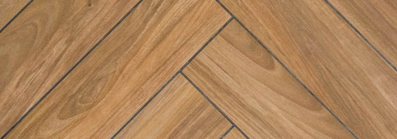 Jak ułożyć płytki w jodełkę na podłodze bez błędów i frustracji