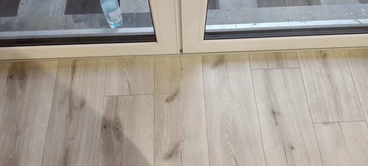 Jak wykończyć panele przy drzwiach balkonowych bez błędów i strat