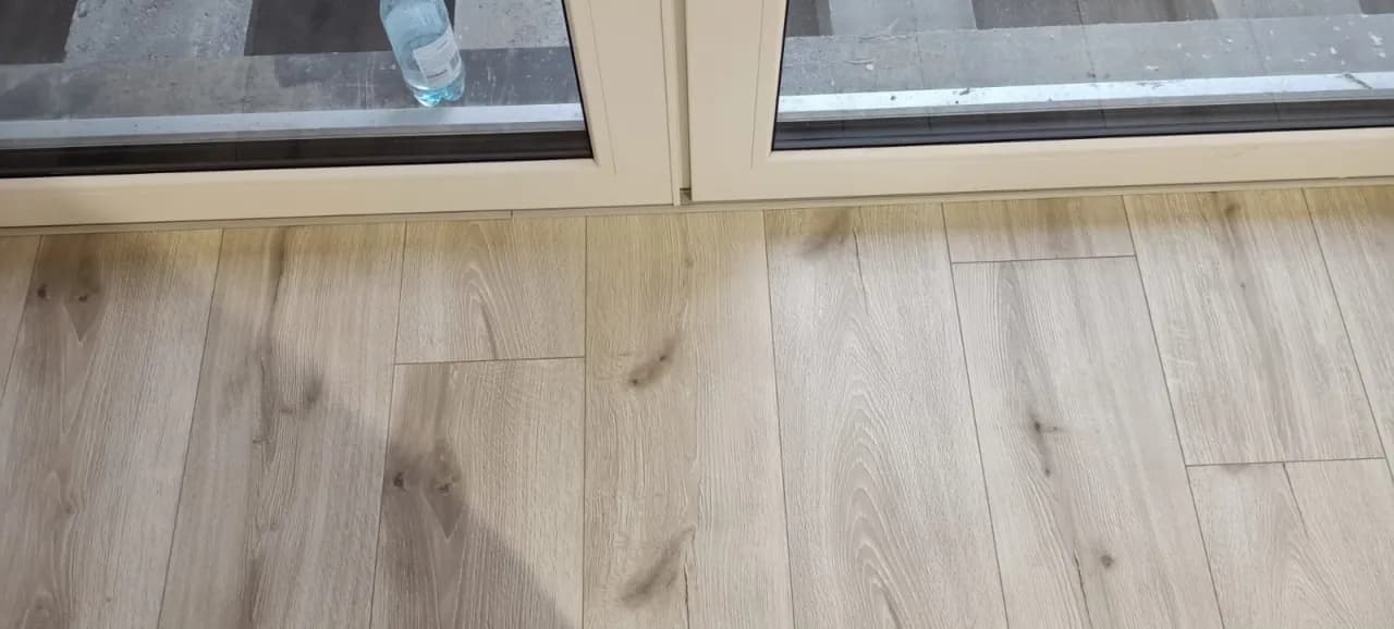 Jak wykończyć panele przy drzwiach balkonowych bez błędów i strat