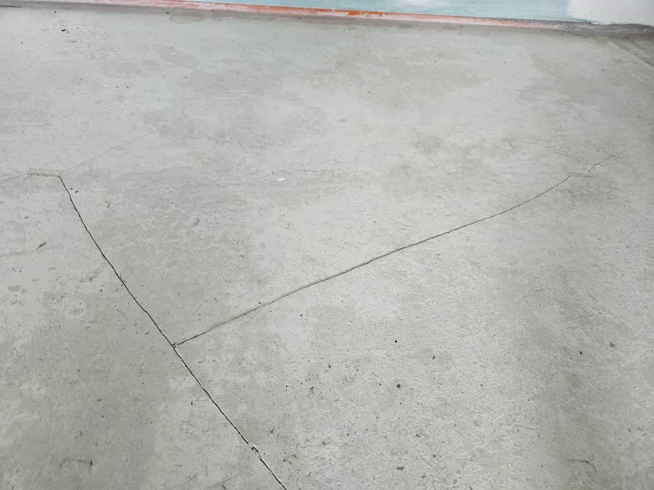 Ile schnie posadzka betonowa? Odkryj czas schnięcia i błędy do uniknięcia