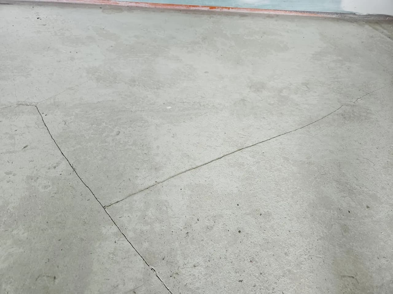 Ile schnie posadzka betonowa? Odkryj czas schnięcia i błędy do uniknięcia