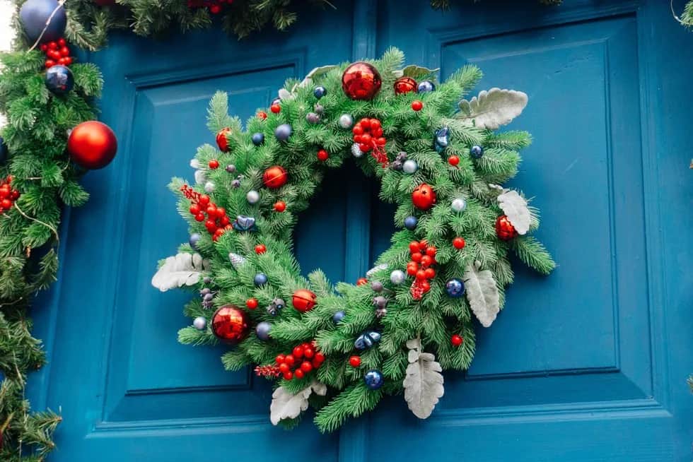 Jak powiesić wieniec na drzwiach bez wiercenia - proste i skuteczne metody