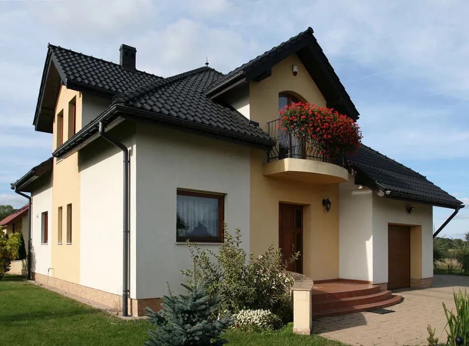 Jaką elewację wybrać do domu z czarnym dachem i oknami orzechowymi?
