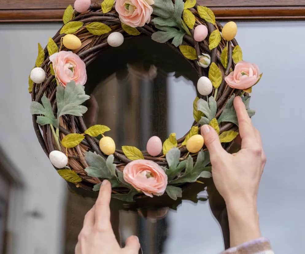 Co powiesić na drzwiach wejściowych? Odkryj niebanalne dekoracje