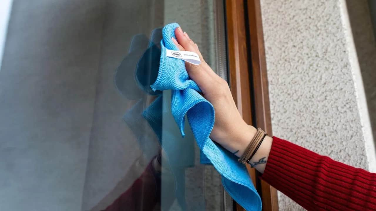 Jak myć okna zimą bez smug i ryzyka uszkodzenia szyb