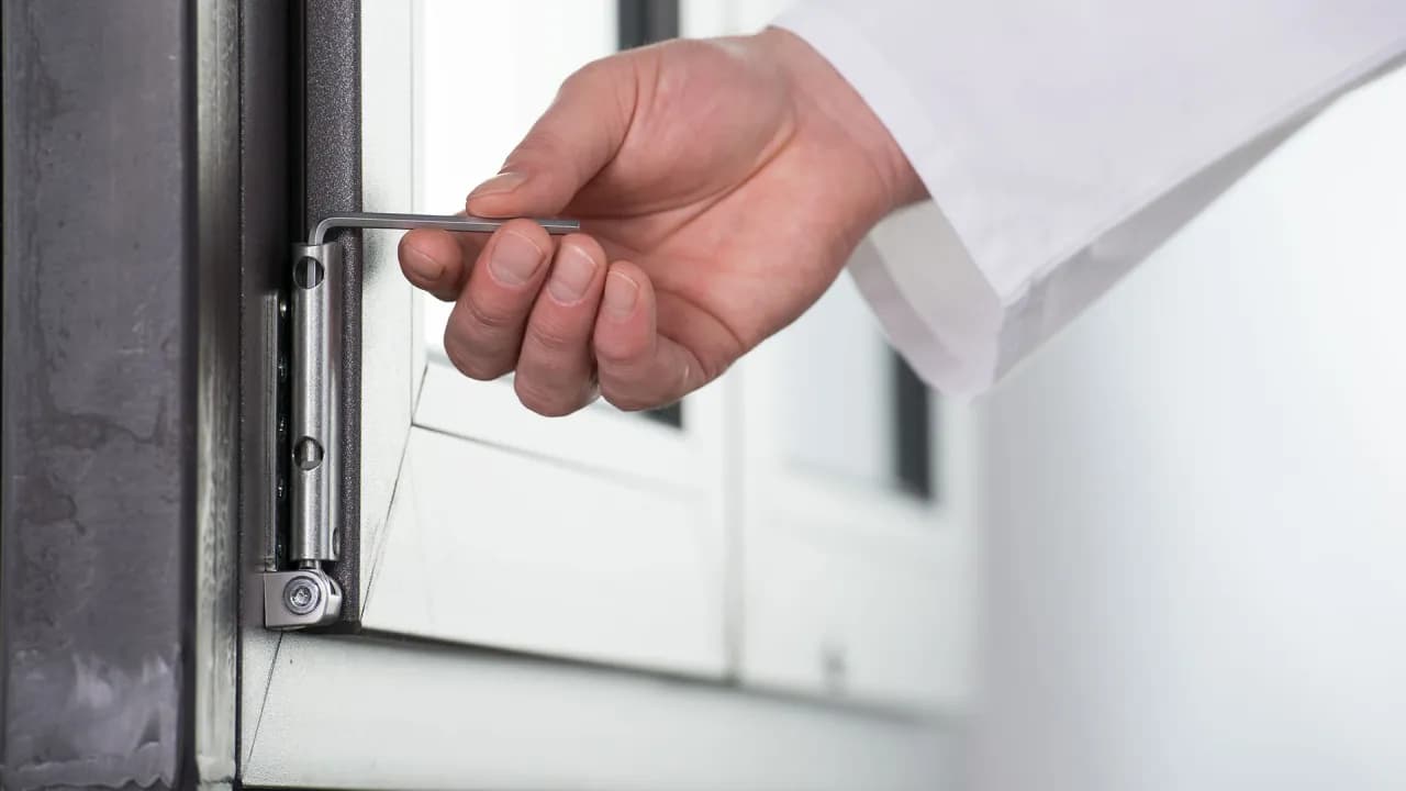 Jak wyjąć bolec z okna - proste kroki, które uratują twoje okno