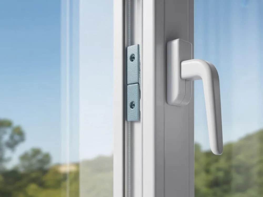 Jak wyjąć skrzydło okna z ramy bez uszkodzeń i stresu