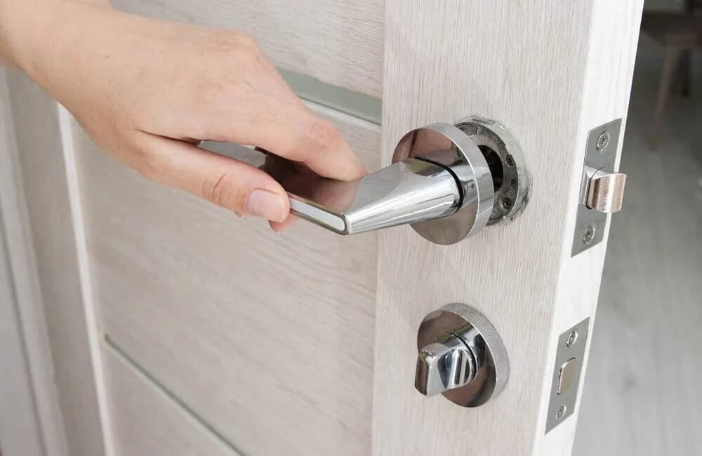 Jak naprawić klamkę w drzwiach - skuteczne sposoby na usterki