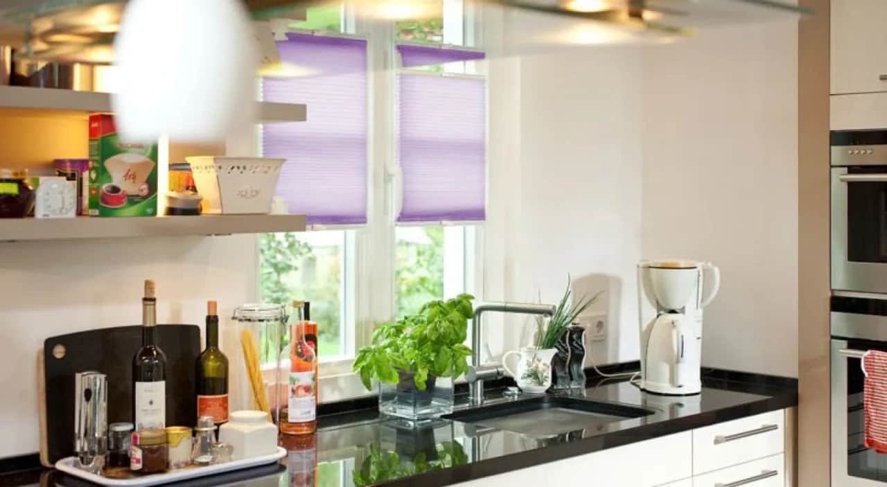 Jakie rolety do kuchni wybrać, by uniknąć wilgoci i zabrudzeń?