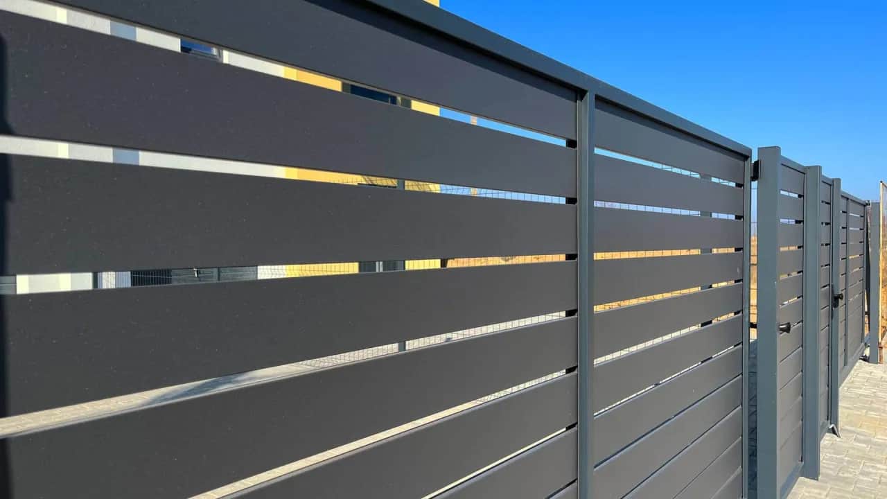 Ile kosztuje 100 m ogrodzenia panelowego? Zobacz, co wpływa na cenę