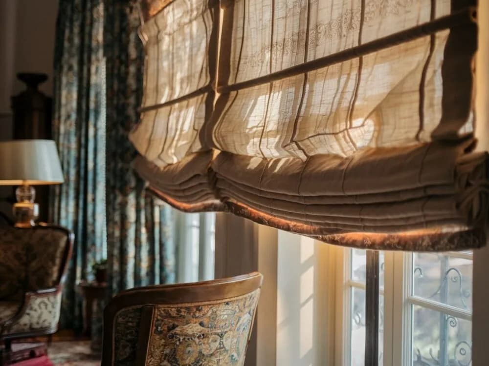 Jak zrobić roletę rzymską na karnisz - proste kroki i porady