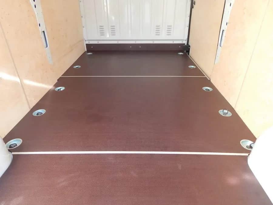 Jaka sklejka na podłogę do przyczepki, aby uniknąć uszkodzeń?