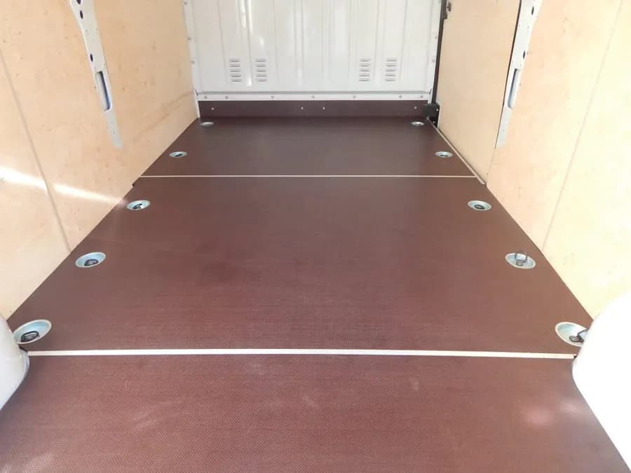 Jaka sklejka na podłogę do przyczepki, aby uniknąć uszkodzeń?